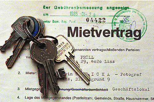 Wohnung gibt es erst gegen Vorkassen. Aber dann tauchen die Betrüger unter. Das Geld ist weg.