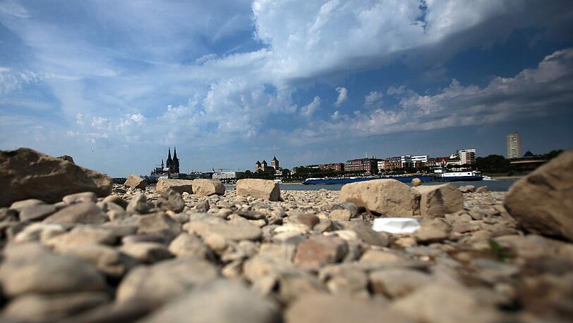 Eine Kiesbank im Rhein. Eine Kiesbank im Rhein.