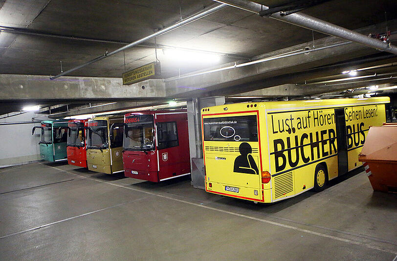 &bdquo;Schlafplatz&ldquo; der Bücherbusse: Sie bringen die Gasteig-Literatur in die Stadtteile.