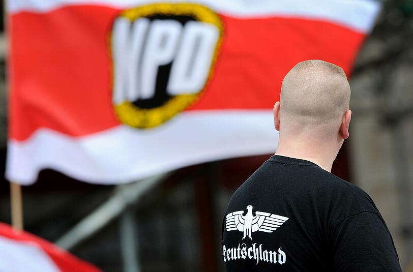 Ein Unterstützer der NPD mit einem Shirt mit der Aufschrift "Deutschland" bei einer NPD-Kundgebung in Berlin. Foto: Matthias Balk/Archiv