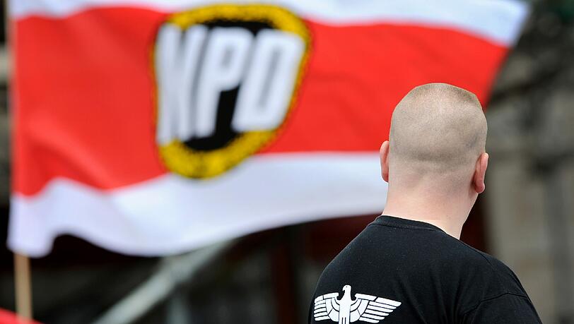 Ein Unterstützer der NPD mit einem Shirt mit der Aufschrift "Deutschland" bei einer NPD-Kundgebung in Berlin. Foto: Matthias Balk/Archiv Ein Unterstützer der NPD mit einem Shirt mit der Aufschrift "Deutschland" bei einer NPD-Kundgebung in Berlin. Foto: Matthias Balk/Archiv