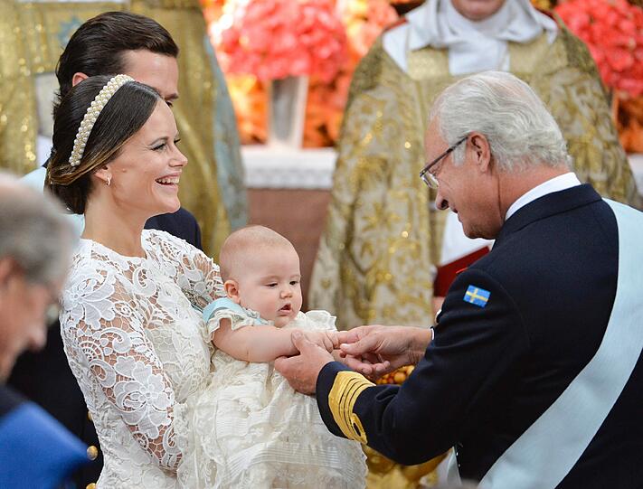 Prinzessin Sofia mit ihrem kleinen Prinz Alexander neben König Carl Gustaf.