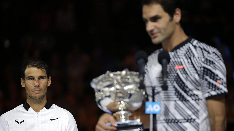 Am Tag nach seinem denkwürdigen Triumph bei den Australian Open hat Tennis-Maestro Roger Federer alle Zweifel an seiner sportlichen Zukunft vom Tisch gewischt. "Ich habe die sechsmonatige Pause auch genommen, damit ich hoffentlich noch einige Jahre spielen kann", sagte der 35-Jährige am Montagmorgen beim traditionellen Fotoshooting in Melbourne. Die zweite Hälfte der Saison 2016 hatte er wegen einer Meniskus-Operation verpasst.