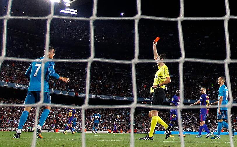 Fassungslos: Cristiano Ronaldo sieht die Gelb-Rote Karte.