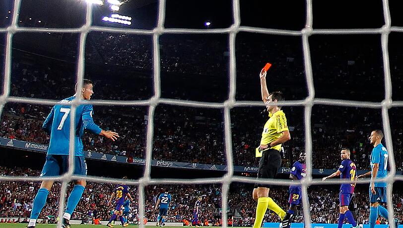 Fassungslos: Cristiano Ronaldo sieht die Gelb-Rote Karte. Fassungslos: Cristiano Ronaldo sieht die Gelb-Rote Karte.