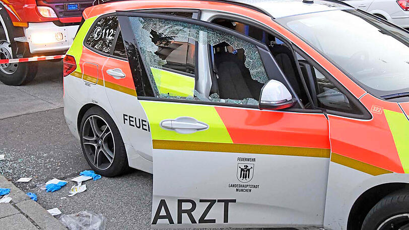 Das offenbar betrunkene Duo - die beiden hatten zuvor offensichtlich schon randaliert - flüchtete, wurde aber bereits einige hundert Meter entfernt von der Polizei gestellt und überwältigt.