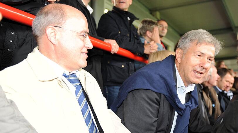 Gregor Gysi (l.) ist oft bei Spielen des FC Union im Stadion, wie hier mit dem damaligen Bürgermeister Klaus Wowereit (r.) beim Hauptstadtderby gegen Hertha BSC 2010. Auch am Samstag wird er in der Allianz Arena sein, wenn die Eisernen auf den FC Bayern treffen.