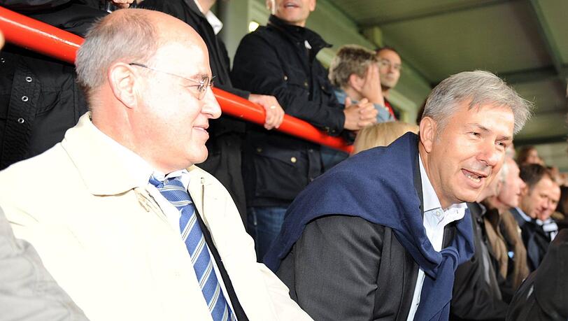 Gregor Gysi (l.) ist oft bei Spielen des FC Union im Stadion, wie hier mit dem damaligen Bürgermeister Klaus Wowereit (r.) beim Hauptstadtderby gegen Hertha BSC 2010. Auch am Samstag wird er in der Allianz Arena sein, wenn die Eisernen auf den FC Bayern treffen. Gregor Gysi (l.) ist oft bei Spielen des FC Union im Stadion, wie hier mit dem damaligen Bürgermeister Klaus Wowereit (r.) beim Hauptstadtderby gegen Hertha BSC 2010. Auch am Samstag wird er in der Allianz Arena sein, wenn die Eisernen auf den FC Bayern treffen.