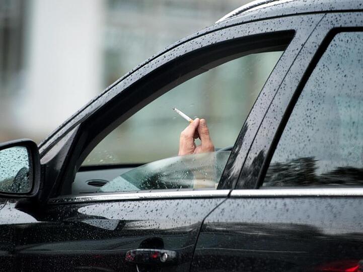 Ein rauchender Autofahrer. Foto: Arno Burgi/Archivbild