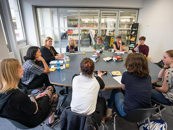 Mitglieder der JungeMedienJury (JMJ) und die Dozentin Anika Ullmann (3.v.l.) bei einem Treffen in der Frankfurter Zentralbibliothek.