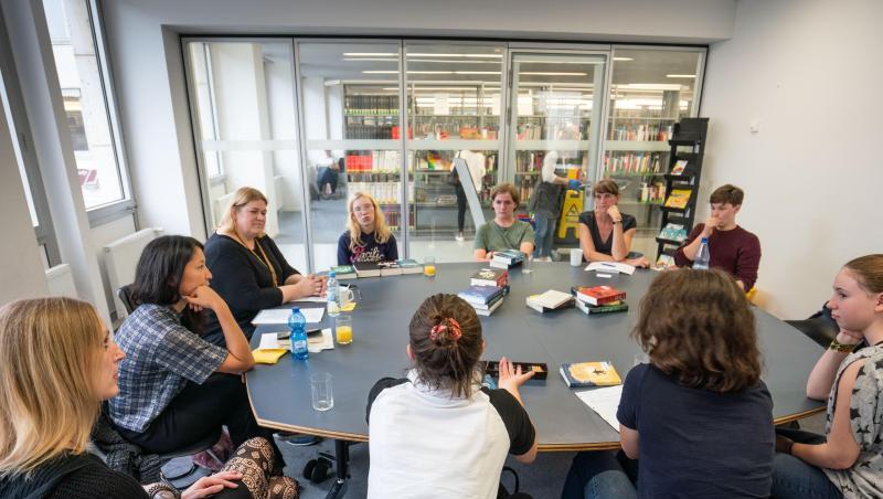 Mitglieder der JungeMedienJury (JMJ) und die Dozentin Anika Ullmann (3.v.l.) bei einem Treffen in der Frankfurter Zentralbibliothek. Mitglieder der JungeMedienJury (JMJ) und die Dozentin Anika Ullmann (3.v.l.) bei einem Treffen in der Frankfurter Zentralbibliothek.