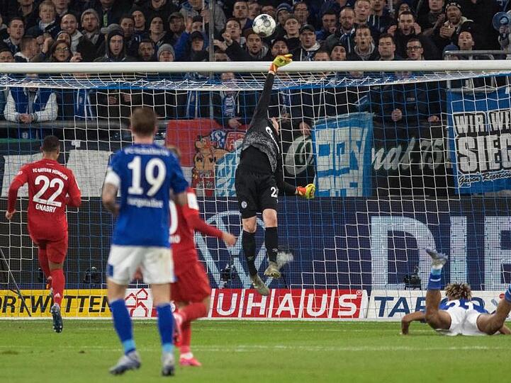 Schalkes Torhüter Markus Schubert wehrt einen Torschuss ab.