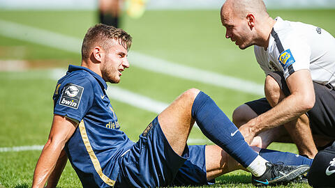 Niklas Lang hat sich bei der Niederlage des TSV 1860 in Kaiserslautern am linken Knie verletzt.