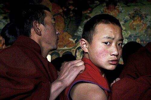 Ein junger Mönch bei dem Besuch ausländischer Journalisten in Tibet