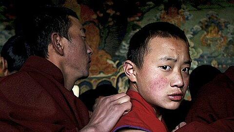 Ein junger Mönch bei dem Besuch ausländischer Journalisten in Tibet