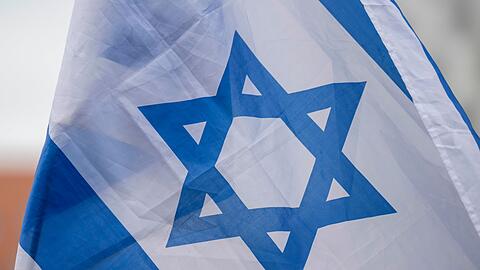 Eine Flagge von Israel weht auf einer Solidaritätskundgebung nach dem Großangriff von Hamas auf Israel.
