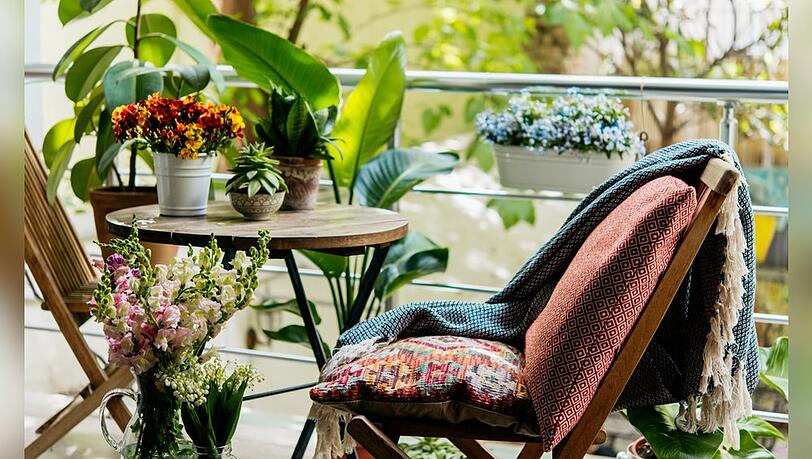 Mit blühenden Pflanzen, gemütlichen Kissen und kuscheligen Decken wird der Balkon zur Sommer-Oase. Mit blühenden Pflanzen, gemütlichen Kissen und kuscheligen Decken wird der Balkon zur Sommer-Oase.