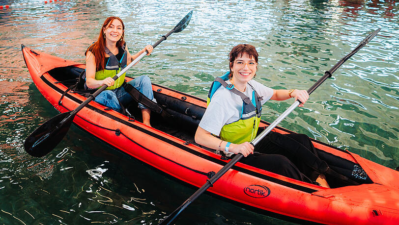 Sophia Willibald (l.) und Maja Aralica haben den Dreh schnell raus und paddeln im gleichen Takt durch das Becken. Sophia Willibald (l.) und Maja Aralica haben den Dreh schnell raus und paddeln im gleichen Takt durch das Becken.