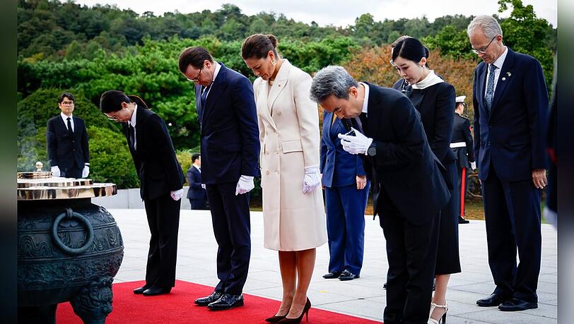 Prinzessin Victoria und Prinz Daniel erwiesen auf dem Nationalfriedhof in Seoul den Gefallenen ihre Ehre.