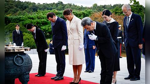 Prinzessin Victoria und Prinz Daniel erwiesen auf dem Nationalfriedhof in Seoul den Gefallenen ihre Ehre.