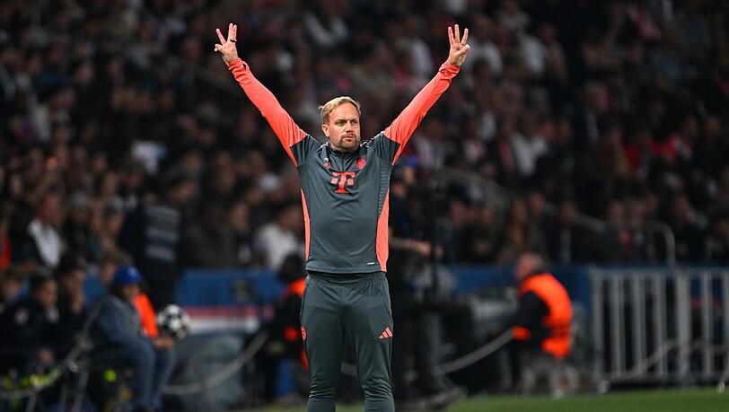 Der Münchner Aushilfs-Chefcoach in Aktion: Kompany-Assistent Aaron Danks trug wie immer einen Trainingsanzug. Der Münchner Aushilfs-Chefcoach in Aktion: Kompany-Assistent Aaron Danks trug wie immer einen Trainingsanzug.