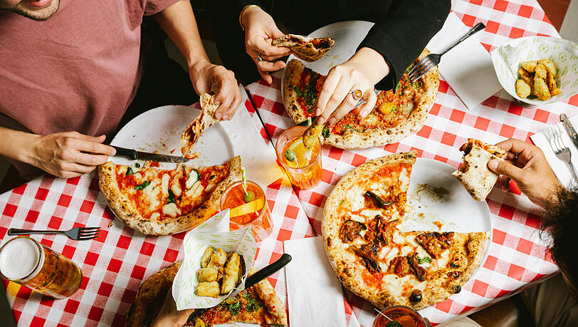 Die Zutaten für die Pizza kommen aus Neapel. Die Zutaten für die Pizza kommen aus Neapel.