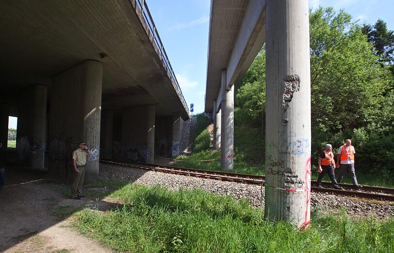 Unfallstelle unterhalb der Autobahn A7: Zwei Mädchen wurden dort von einem Zug erfasst und tödlich verletzt.