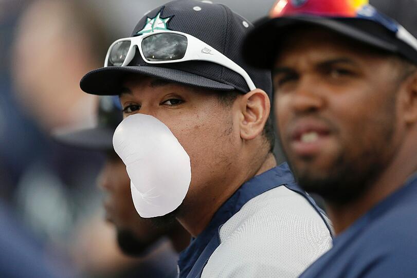Putz-Tipp 5: Kaugummi lässt sich aus Teppichen reinigen, indem man ihn mit Eisstückchen abfriert. Hier lässt Baseball-Profi Felix Hernandez eine Blase erstaunlicher Größe entstehen.