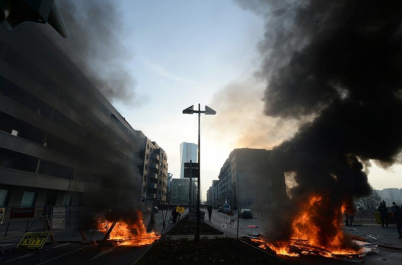 Der Protesttag der kapitalismuskritischen Blockupy-Bewegung hat in Frankfurt mit einer Welle der Gewalt begonnen