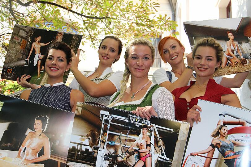 Die Models des Jungbauernkalenders bei der Präsentation im Hofbräuhaus München.