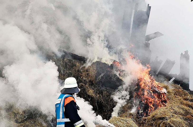 Der Feuerwehreinsatz in Weichs dauerte mehrere Stunden lang an. Eine Lagerhalle mit Strohballen brannte beinahe komplett ab. Die Bilder.