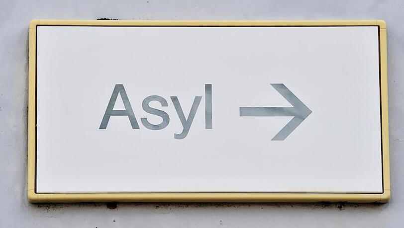 Die durchschnittliche Bearbeitungsdauer bei Asylanträgen liegt aktuell bei 6,9 Monaten. Die durchschnittliche Bearbeitungsdauer bei Asylanträgen liegt aktuell bei 6,9 Monaten.