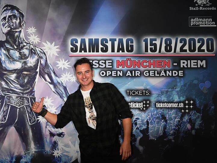 Andreas Gabalier steht vor einem Plakat seines Fan-Festivals. Foto: Felix Hörhager/dpa