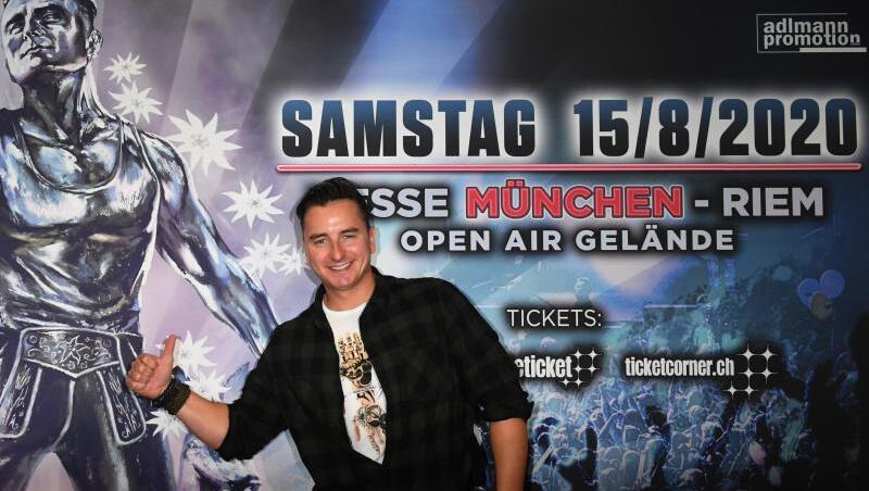 Andreas Gabalier steht vor einem Plakat seines Fan-Festivals. Foto: Felix Hörhager/dpa Andreas Gabalier steht vor einem Plakat seines Fan-Festivals. Foto: Felix Hörhager/dpa