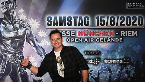 Andreas Gabalier steht vor einem Plakat seines Fan-Festivals. Foto: Felix Hörhager/dpa