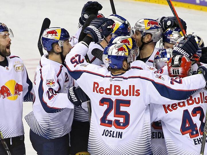 Die Spieler von EHC Red Bull München feiern den Sieg über die Eisbären Berlin und den Einzug ins Halbfinale.