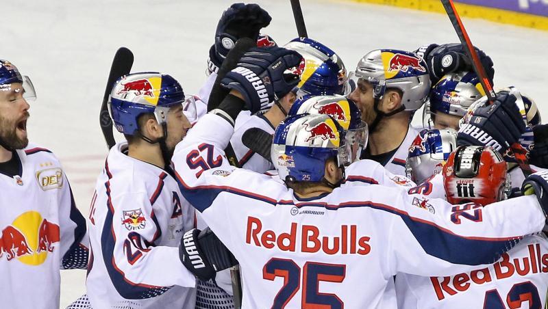 Die Spieler von EHC Red Bull München feiern den Sieg über die Eisbären Berlin und den Einzug ins Halbfinale. Die Spieler von EHC Red Bull München feiern den Sieg über die Eisbären Berlin und den Einzug ins Halbfinale.