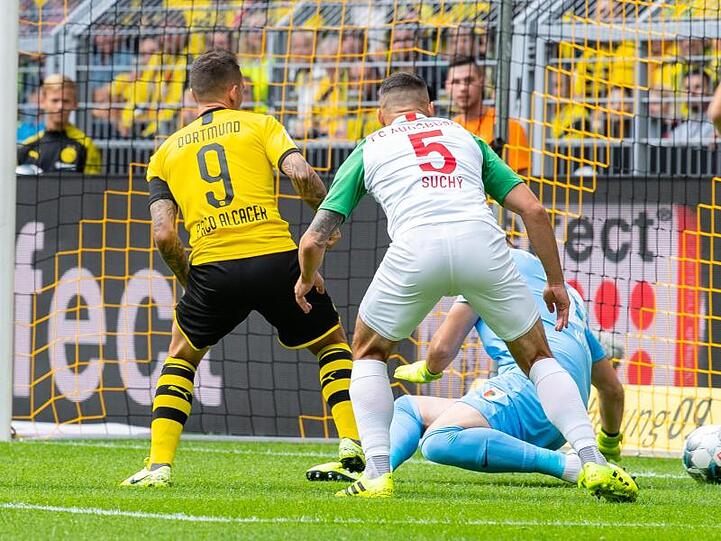 BVB-Stürmer Paco Alcacer trifft zum zwischenzeitlichen 1:1-Ausgleich.