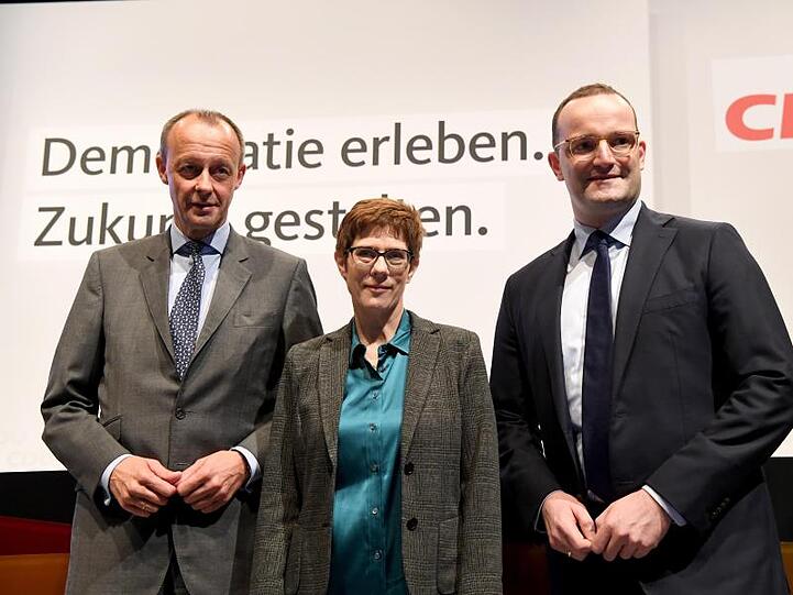 Ex-Unionsfraktionschef Merz neben CDU-Generalsekretärin Kramp-Karrenbauer und Gesundheitsminister Spahn in Lübeck auf der Bühne.