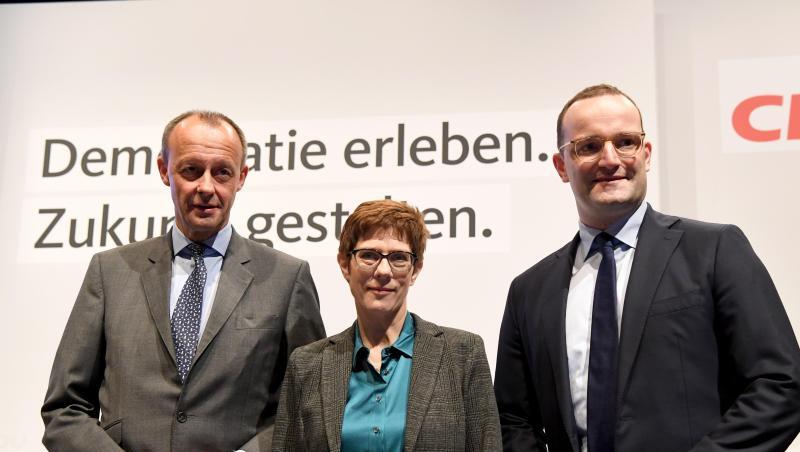 Ex-Unionsfraktionschef Merz neben CDU-Generalsekretärin Kramp-Karrenbauer und Gesundheitsminister Spahn in Lübeck auf der Bühne.