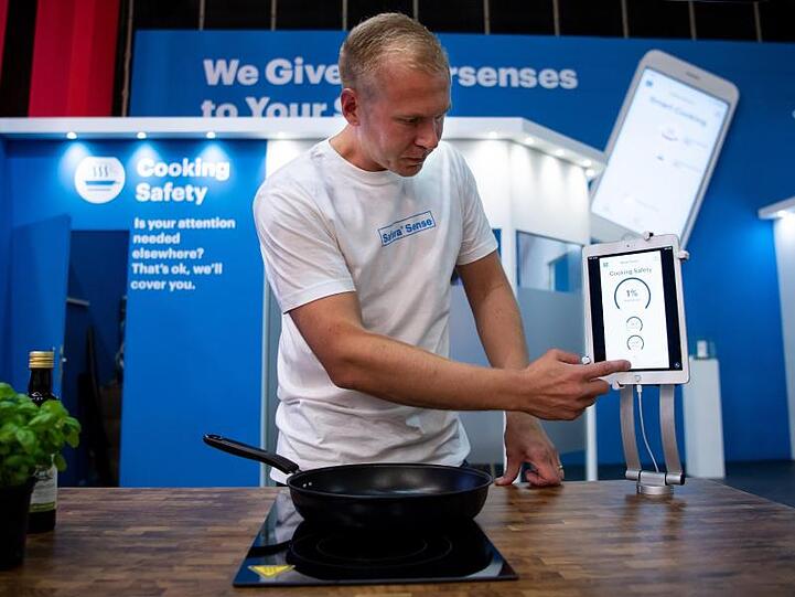 Mikko Reinikainen, CEO der finnischen Firma Safera, bedient auf der IFA einen "Smart Cooking Sensor".