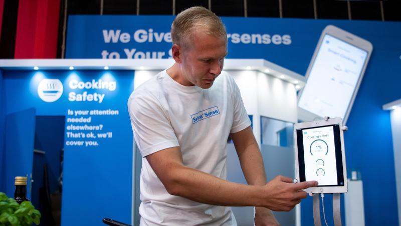 Mikko Reinikainen, CEO der finnischen Firma Safera, bedient auf der IFA einen "Smart Cooking Sensor". Mikko Reinikainen, CEO der finnischen Firma Safera, bedient auf der IFA einen "Smart Cooking Sensor".