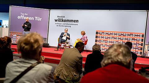 Es geht um rund 2.000 Afghanen, die als gefährdet gelten, weil sie sich für demokratische Rechte eingesetzt oder einst als Ortskräfte für die Bundeswehr oder für deutsche Organisationen gearbeitet haben, und die mit ihren Familienangehörigen eine Aufnahmezusage der alten Ampel-Regierung haben.