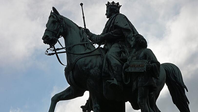 Am Odeonsplatz in München erinnert ein Reiterstandbild an König Ludwig I.