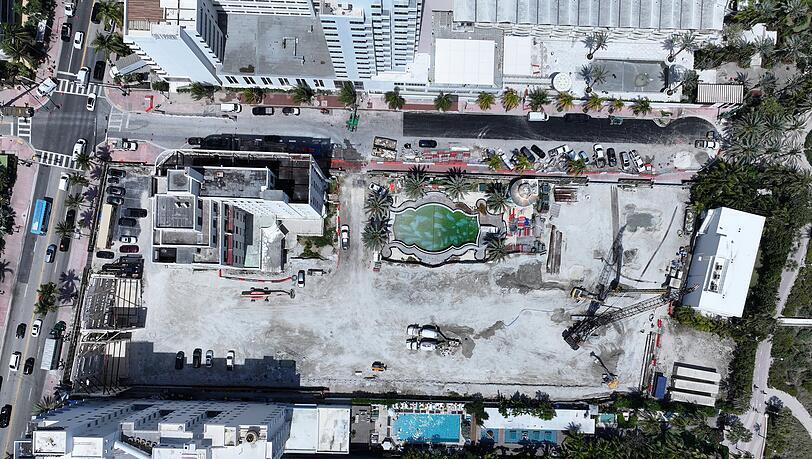 Eine Drohnenaufnahme aus dem M&auml;rz 2025 zeigt das Luxusprojekt "The Raleigh" am Strand von Miami im US-Bundesstaat Florida. Pensionsgeld aus Deutschland ist von M&uuml;nchen aus in die Anlage geflossen. Doch seit Jahren geht hier kaum etwas voran &ndash; das Hotel bleibt eine Gro&szlig;baustelle.