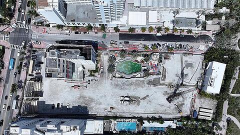 Eine Drohnenaufnahme aus dem M&auml;rz 2025 zeigt das Luxusprojekt "The Raleigh" am Strand von Miami im US-Bundesstaat Florida. Pensionsgeld aus Deutschland ist von M&uuml;nchen aus in die Anlage geflossen. Doch seit Jahren geht hier kaum etwas voran &ndash; das Hotel bleibt eine Gro&szlig;baustelle.