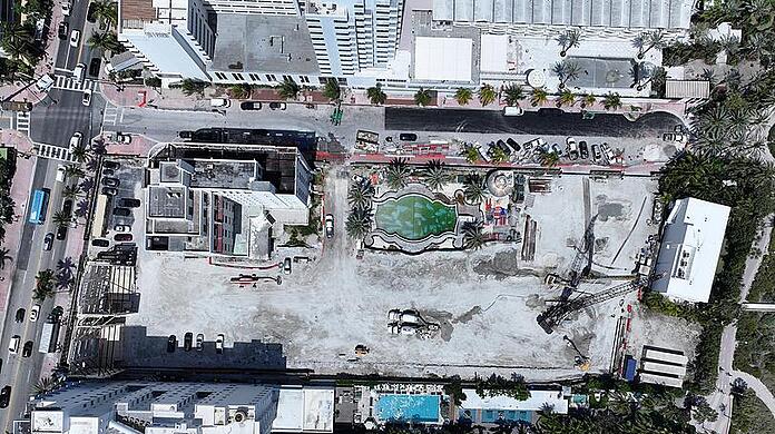 Eine Drohnenaufnahme aus dem März 2025 zeigt das Luxusprojekt "The Raleigh" am Strand von Miami im US-Bundesstaat Florida. Pensionsgeld aus Deutschland ist von München aus in die Anlage geflossen. Doch seit Jahren geht hier kaum etwas voran – das Hotel bleibt eine Großbaustelle. Eine Drohnenaufnahme aus dem März 2025 zeigt das Luxusprojekt "The Raleigh" am Strand von Miami im US-Bundesstaat Florida. Pensionsgeld aus Deutschland ist von München aus in die Anlage geflossen. Doch seit Jahren geht hier kaum etwas voran – das Hotel bleibt eine Großbaustelle.