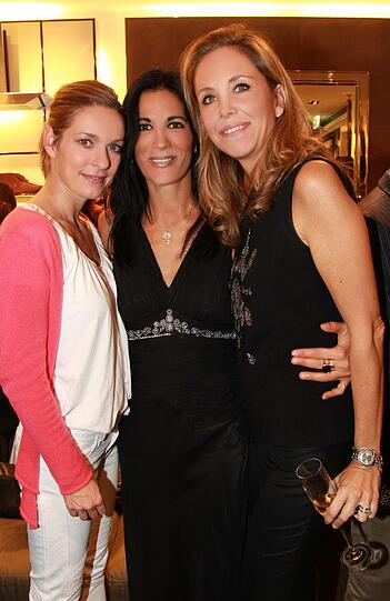 Schauspielerin Lisa Martinek und Uman Sezer und Sabine Altmann von TOD'S