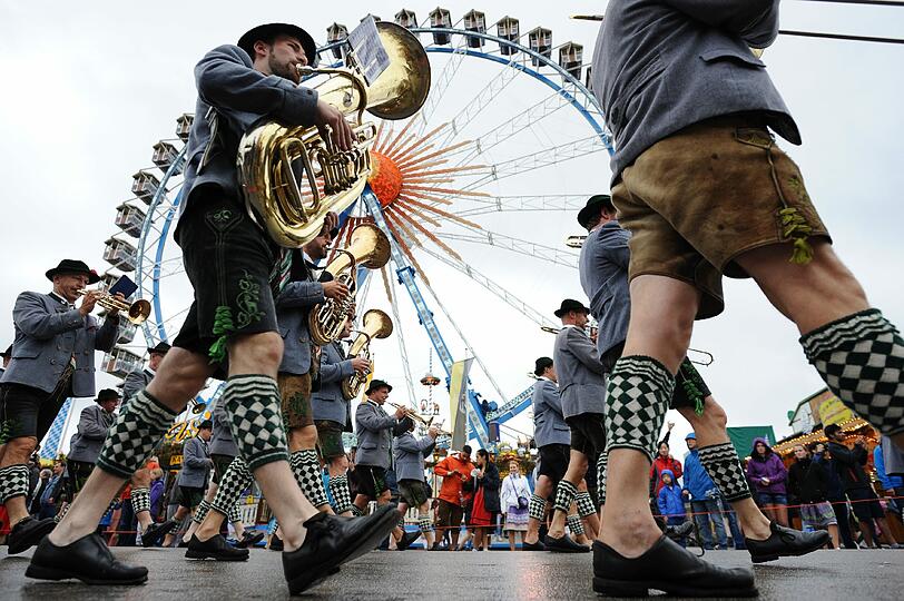 Der erste Wiesn-Sonntag gehört den Trachtlern und dem traditionellen Umzug. In den Zelten ging's gemütlicher zu als beim Anstich. Die Bilder von Tag 2 zum Durchklicken.