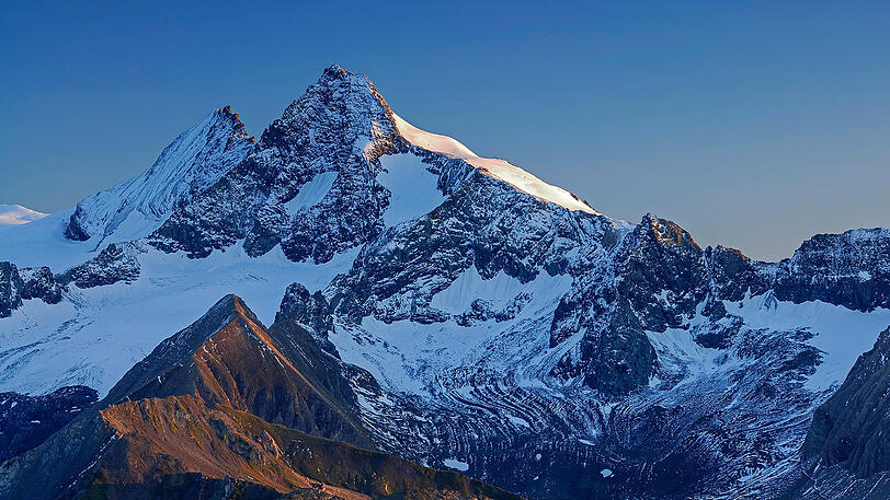 Diese Alpenüberquerung und ihre Berge sind mächtig beeindruckend: So schaut der Großglockner vom Bösen Weibl gesehen aus.